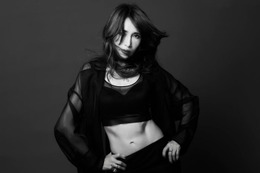 工藤静香、アスリート並みバキバキ腹筋披露 女王に扮した新曲「Dynamic」MV公開