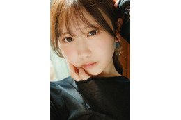 日向坂46藤嶌果歩、黒の衣装に身を包み大人びた表情魅せる 1st写真集先行カット第11弾解禁【果実の歩幅】