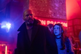 ジェイソン・ステイサム最新作『シェルター』ブロマイド、アクスタなど特典付きムビチケ発売決定！場面写真も