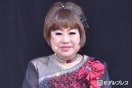 天童よしみ、母と新宿御苑へ 仲睦まじい親子顔出しショットに「空気感が似てる」「素敵」と反響