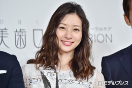 足立梨花、結婚3周年記念で結婚式ショット公開「美しすぎます」「絵になる」 画像