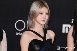 IVEガウル、美デコルテ際立つオフショル白衣装に絶賛の声「透明感レベチ」「鎖骨が綺麗」