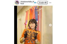 森高千里、圧巻スタイル際立つミニスカ衣装公開「奇跡の美脚」「スタイルが変わってない」と反響