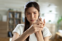 「私の更年期は人より軽い」と思っていたのに。59歳で介護と引っ越しが終わり落ち着いたとたん手足に激痛が！【100人の更年期・リバイバル】