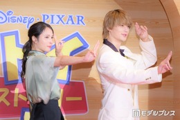 広瀬アリス＆佐野勇斗、息ぴったりの“滅ポーズ”披露 華やか衣装でイベント登壇 【トイ・ストーリー５】