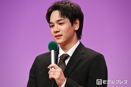 JO1豆原一成、左手薬指に“指輪” 新郎姿で先輩女優を腕組みエスコート【夫婦と16歳～狂気の隣人～】