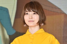 花澤香菜、美脚のぞくハーフパンツ衣装ショット公開「上品で可愛い」「スタイル抜群」と反響 画像
