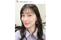 元モー娘。飯田圭織「久しぶりに髪を下ろしました」オフショルトップス姿披露「ずっと綺麗」「スタイル良い」の声