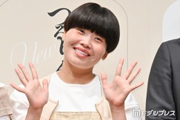 ガンバレルーヤまひる、網タイツ×ミニワンピ「魔女の宅急便」コスプレに反響「クオリティ高い」「似合ってる」 画像