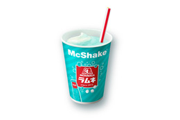 マクドナルド×森永製菓がコラボ、“6年ぶり復活”ラムネシェイク＆新作ミルクキャラメルパイも 画像