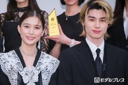 芳根京子＆本田響矢「めおと日和」秘蔵ショットに反響続々「瀧昌さまの視線の先が愛おしい」「手のサイズ感メロい」 画像