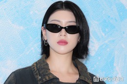 三吉彩花、エッジ効いたコーデで登場 TWS・HAUM（KiiiKiii）らも出席