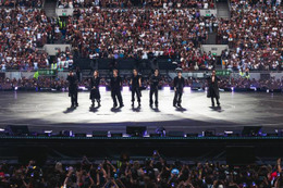 BTS、ロンドン公演に約13万人が集結。スタジアムの開場以来最多の観客数を記録し、圧倒的な存在感を示す