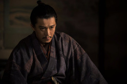 大河「豊臣兄弟！」信長役・小栗旬、平手打ち・ドロップキック…迫力アクションに視聴者震撼「まるでクローズZERO」「怖すぎる」