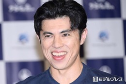 小島よしお、2歳息子との仲良しディズニーショット公開「すくすく大きくなってる」「いたずらっ子で可愛い」 画像