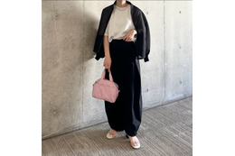 ピンクのバッグをアクセントに。モノトーンに華やかさを添える大人の小物使い【40代の毎日コーデ】 画像