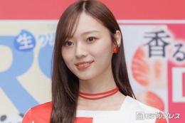 梅澤美波、オフショルウエディングドレス姿公開「デコルテが本当に綺麗」「見惚れるほどスタイル」の声