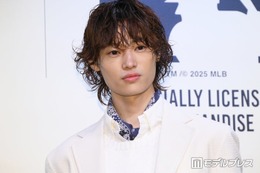 窪塚愛流、ピンク髪×制服ショット公開にファン悶絶「ビジュ最強」「メロすぎて反則」の声