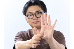 「薬指と小指の付け根から下」を押してみて！痛い人は「肝臓」にキテるかも？じゃ、ストレスMAXの人が痛い場所は⁉【SNSで「死ぬほど痛かった」とコメントが殺到したツボ4選】 画像