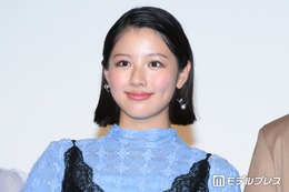 渡邉美穂、深めスリットから美脚ちらり「ドキッとする」「美しすぎて見惚れる」の声