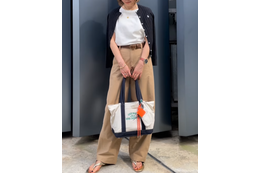 シンプル配色でオシャレ。【ユニクロ】ベージュパンツで仕上げる大人カジュアルな着こなし【40代の毎日コーデ】 画像