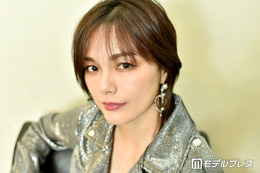 相川七瀬、美脚際立つショーパン×ロングブーツコーデ公開「かっこいい」「スタイル抜群」と絶賛の声 画像