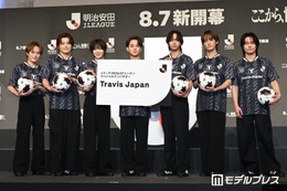 Travis Japan、JリーグSPアンバサダー就任「夢が叶った」“特大名刺パネル”＆公式試合球贈呈に全力歓喜