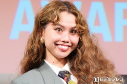 peco、美脚際立つ真っ白ショーパンコーデ披露「オシャレな着こなし」「脚のラインが綺麗すぎ」の声 画像