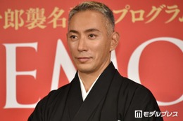 市川團十郎、ピンクビーチで楽しむ水着姿の長男・勸玄の姿公開「少年から青年に」「引き締まっててかっこいい」の声 画像