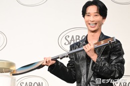 SixTONES田中樹、黒髪イメチェンで印象ガラリ 会見中に衣装チェンジで“オフ”姿も披露 画像