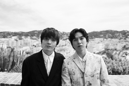 坂東龍汰＆岡山天音『我々は宇宙人』カンヌ滞在中素顔を捉えたスチール到着　制作スタジオ訪問、アフレコ見学なども 画像