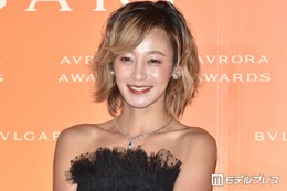 西山茉希、幼少期の写真公開「すでにポーズがモデルみたい」「面影ある」と反響 画像