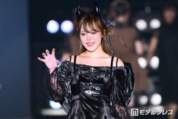 YouTuberになに「海賊くらい飲むから私も赤髪海賊団に入りたい」肩出しコーデ公開「ビジュアル良すぎ」「セクシー」 画像