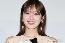 元乃木坂46高山一実、ノースリ×ショート丈ボトムス姿 ベッド上での写真公開「大人な表情も素敵」「綺麗で可愛いのは反則」
