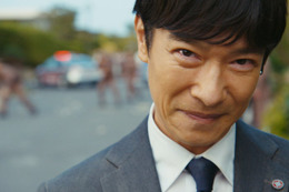 「VIVANT」乃木（堺雅人）の背後にパトカー＆警官…不敵な笑み浮かべる第13話場面写真を先行解禁 画像