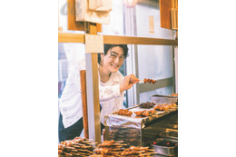 SixTONES森本慎太郎、名物商店街でほっこり食べ歩き 焼き鳥をもぐもぐ＆私服お買い上げする姿も