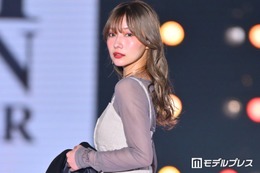 元NMB48村瀬紗英、大胆柄ストッキングで美脚際立つ 秋先取りコーデで魅了【関コレ2026A/W】
