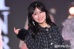 AKB48佐藤綺星、“美太もも”際立つ黒ツイードの上品ルック着こなし【関コレ2026A/W】 画像