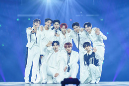 Wanna One、9年ぶり降臨に歓声＆伝説蘇るパフォーマンス 不在メンバーの思い乗せ「次は必ず一緒に」【KCON LA 2026】