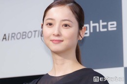 佐々木希、ミニスカ制服姿に絶賛の声「似合いすぎてる」「清楚な雰囲気が素敵」