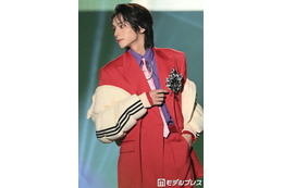 山下幸輝、レッドセットアップがお似合い  カラフルコーデ着こなす【TGC松山2026】