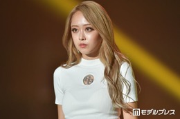 みりちゃむ、美デコルテ際立つ水着姿公開「スタイル良すぎ」「海にいたら二度見しちゃう」と反響 画像