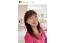 アグネス・チャン、スラリ美脚際立つデニムミニスカ姿公開「脚のライン綺麗」「スタイル抜群」と反響