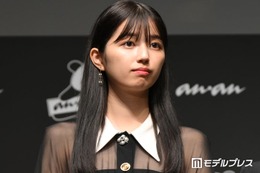 乃木坂46五百城茉央、夏のお散歩ショット公開 ノースリ姿に「眼鏡姿が新鮮で可愛い」「圧倒的な透明感」と反響 画像