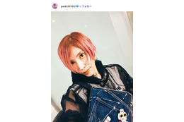 TRF・YU-KI、網タイツ×ミニスカ姿で人気シンガーソングライターと密着ショット「スタイルキープがすごい」「引き締まってる」