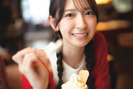 日向坂46金村美玖、“あーん”する彼女感あふれる赤ニット姿 2nd写真集先行カット第4弾解禁
