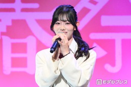 「今日好き」秋山みづき、美脚際立つ波打ち際ショットに反響「顔が小さくてスタイル抜群」「透き通るような白い肌」 画像