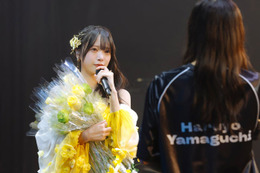 日向坂46山口陽世卒業セレモニー、ライブハウスにメンバー全員集合 黄色いドレス姿でスピーチ「6年半、とても私は幸せでした」