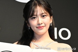 IVEユジン、美デコルテ際立つベアトップドレス姿披露「背中が美しい」「スタイル抜群」 画像