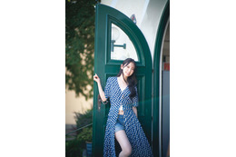 日向坂46金村美玖、水玉ドレスから“おへそチラリ”笑顔ショット 2nd写真集先行カット第5弾